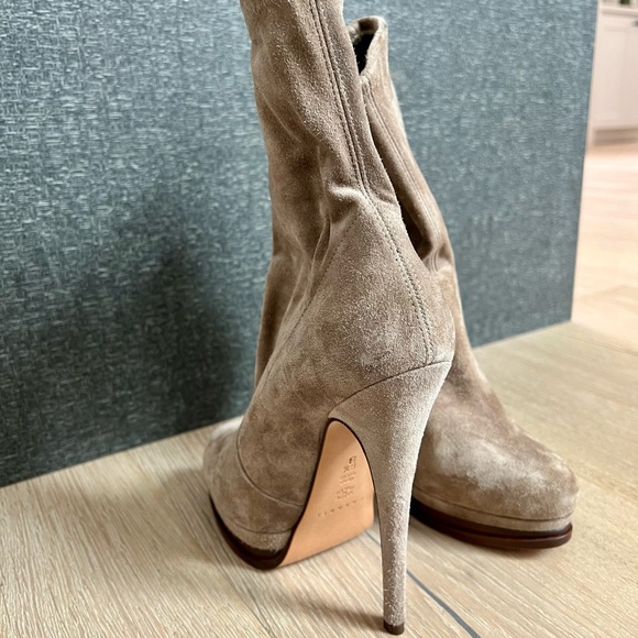 Casadei Bootie’s in a Cream Suede in Size 36 - Picture 13 of 15